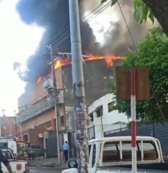 Fábrica textil arde en llamas en Asunción
